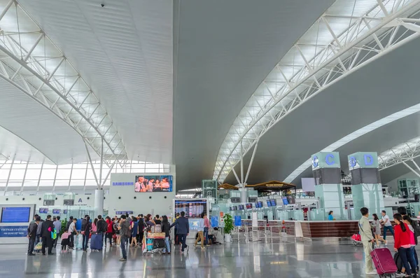 Hanoi, Vietnam - Kasım 6,2017: gezginler olabilir görüldü keşfetmek ve onların uçuş Noi Bai Uluslararası Havalimanı, Vietnam için bekliyor.