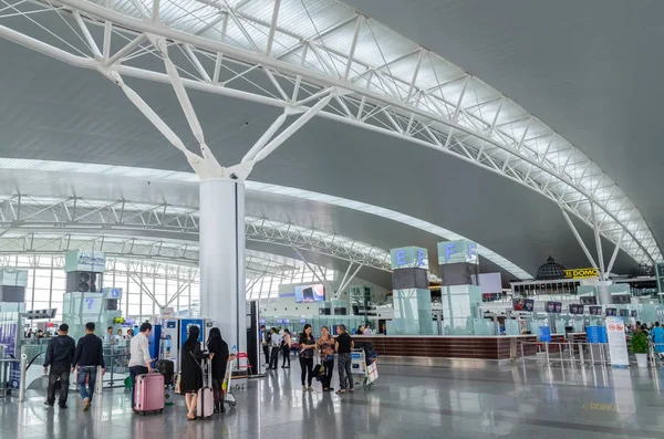 Hanoi, Vietnam - Kasım 6,2017: gezginler olabilir görüldü keşfetmek ve onların uçuş Noi Bai Uluslararası Havalimanı, Vietnam için bekliyor.