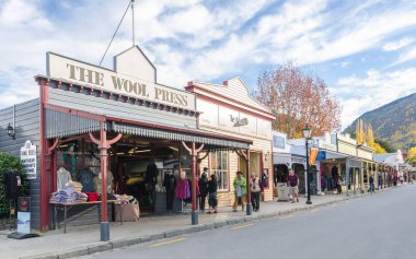 Arrowtown, Yeni Zelanda - Nisan 27,2016: insanlar olabilir Buckingham Street Arrowtown çevresinde görülen keşfetmek.