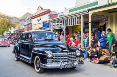 Arrowtown, Yeni Zelanda - Nisan 23,2016: Buckingham sokakta Arrowtown Sonbahar Festivali sırasında geçit olay işte, insanlar olabilir görüldü izliyor ve geçit töreni tadını.