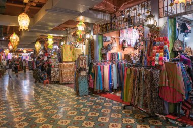 Kuala Lumpur, Malezya - Ekim 7,2017: insanlar keşfetmek ve Merkez Market çevresinde alışveriş yapabilirsiniz. Geri yüklenen art deco Cephesi alışveriş sunan ve atılmış olan bir kültürel miras sitedir.