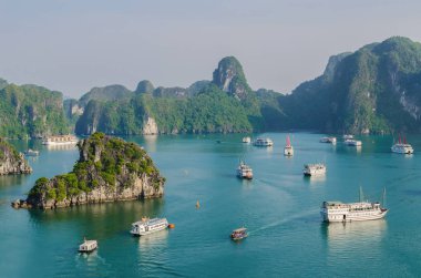 Güzel Halong Körfezi manzaralı Ti Top ada. Halong Bay UNESCO Dünya Miras Listesi, Çin sınırında Kuzey Vietnam güzel doğa harikasıdır.