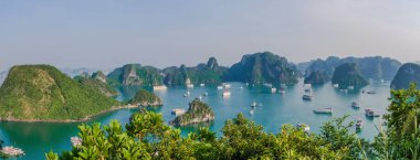 Güzel Halong Körfezi manzaralı Ti Top ada. Halong Bay UNESCO Dünya Miras Listesi, Çin sınırında Kuzey Vietnam güzel doğa harikasıdır.