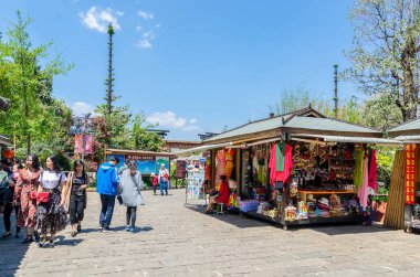 Kunming, Çin - Nisan 9,2017: Kunming Yunnan insanlar-ebilmek var olmak seen çevresinde keşfetmek yer almaktadır Yunnan milletlerden köyün doğal görünümü.