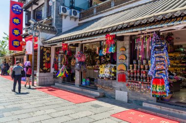 Kunming, Çin - Nisan 9,2017: Kunming Yunnan insanlar-ebilmek var olmak seen çevresinde keşfetmek yer almaktadır Yunnan milletlerden köyün doğal görünümü.