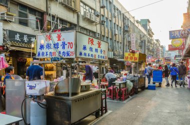 Taipei, Tayvan - Mart 14,2015: Raohe Caddesi Gece Pazarı doğal görünümünü, insanlar yürüyüş ve çevresinde keşfetmek olabilir.