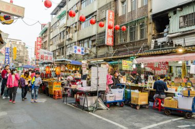 Taipei, Tayvan - Mart 14,2015: Raohe Caddesi Gece Pazarı doğal görünümünü, insanlar yürüyüş ve çevresinde keşfetmek olabilir.