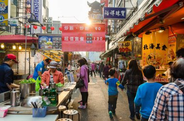 Taipei, Tayvan - Mart 14,2015: Raohe Caddesi Gece Pazarı doğal görünümünü, insanlar yürüyüş ve çevresinde keşfetmek olabilir.