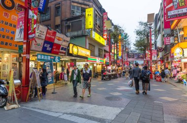 Taipei, Tayvan - 16 Mart 2015: Ximending, bu Tayvan'ın moda, alt kültür ve Japon kültürü kaynağıdır. İnsanlar görüldü ve çevresinde alışveriş yapabilirsiniz.