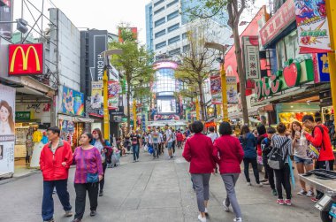 Taipei, Tayvan - 16 Mart 2015: Ximending, bu Tayvan'ın moda, alt kültür ve Japon kültürü kaynağıdır. İnsanlar görüldü ve çevresinde alışveriş yapabilirsiniz.