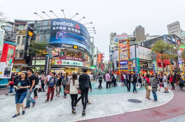 Taipei, Tayvan - 16 Mart 2015: Ximending, bu Tayvan'ın moda, alt kültür ve Japon kültürü kaynağıdır. İnsanlar görüldü ve çevresinde alışveriş yapabilirsiniz.