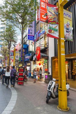 Taipei, Tayvan - 16 Mart 2015: Ximending, bu Tayvan'ın moda, alt kültür ve Japon kültürü kaynağıdır. İnsanlar görüldü ve çevresinde alışveriş yapabilirsiniz.