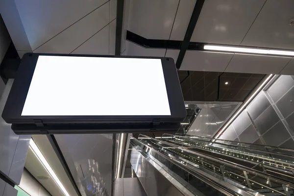 Boş ekran metro Metro platformu.