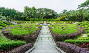 Lake Gardens, Kuala Lumpur Perdana Botanik Bahçeleri olarak da bilinen Kuala Lumpur'ın ilk büyük ölçekli eğlence parkı olduğunu.