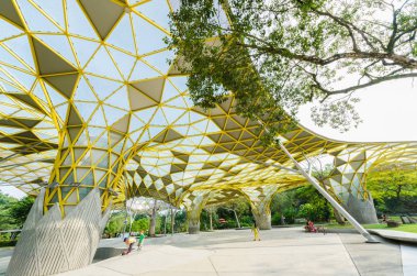 Kuala Lumpur, Malezya - Ağustos 22,2018: Lake Gardens, Kuala Lumpur Perdana Botanik Bahçeleri olarak da bilinen Kl'ın ilk büyük ölçekli eğlence parkı olduğunu. Görülen egzersiz ve çevresinde bisiklet insanlar olabilir.