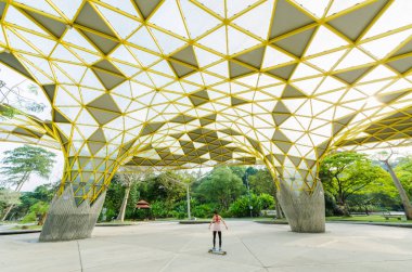 Kuala Lumpur, Malezya -Ağustos 22,2018: Lake Gardens, Kuala Lumpur Perdana Botanik Bahçeleri olarak da bilinen Kl'ın ilk büyük ölçekli eğlence parkı olduğunu. Bir kişi skate oyun tahtası etrafında görülebilir