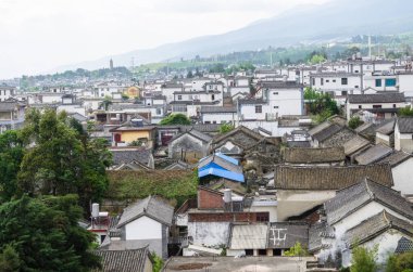 Kuş bakışı yerel tarihi mimari çatı binanın Dali eski şehrin Yunnan, Çin.