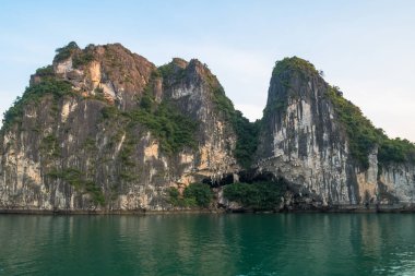 Güzel rock Island Halong Bay, Vietnam.It güzel bir doğa harikası Çin sınırında Kuzey Vietnam görülmektedir.