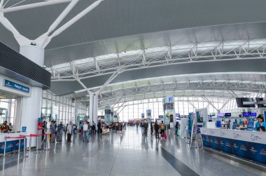 Hanoi, Vietnam - Kasım 6,2017: gezginler olabilir görüldü keşfetmek ve onların uçuş Noi Bai Uluslararası Havalimanı, Vietnam için bekliyor.