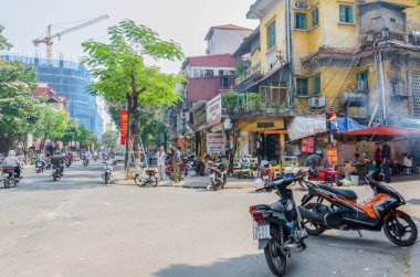 Hanoi, Vietnam - Ekim 31,2017: yerel günlük yaşam ve Hanoi Old Quarter üreten motosiklet ile yoğun trafik görünümünü, Vietnam.People başkenti görülebilir keşfetmek.
