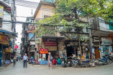 Hanoi, Vietnam - Kasım 6,2017: Hanoi Old Quarter, Vietnam başkenti Street view. İnsanlar-ebilmek çevresinde keşfetmek seen.