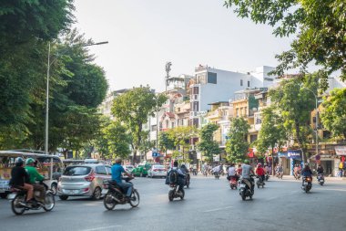 Hanoi, Vietnam - Kasım 2,2017: birçok motosiklet ile bir kavşak yoğun trafikte ve Hanoi Old Quarter, Vietnam başkenti araçlarda görünümü.
