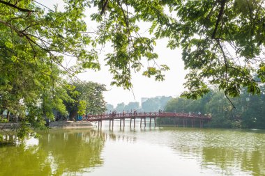 Hanoi, Vietnam - Kasım 2,2017: Hoan Kiem Gölü, Hanoi Bridge'de kırmızı Huc. Hoan Kiem Gölü 