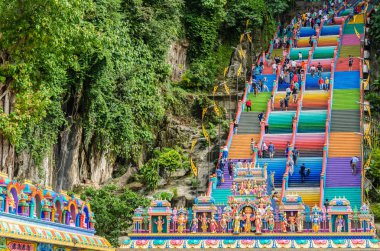 Kuala Lumpur, Malezya - 12 Aralık 2018: Batu mağaraları mağaralar ve mağara tapınak Gombak, Malezya bir dizi var bir kireçtaşı tepedir. İnsanlar-ebilmek çevresinde keşfetmek seen.