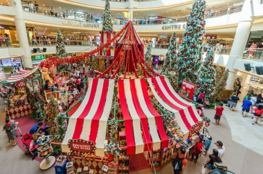 Kuala Lumpur, Malezya - Aralık 25,2018: Mid Valley Megamall sirk Noel dekorasyonu. İnsanlar keşfetmek ve çevresinde alışveriş yapabilirsiniz.