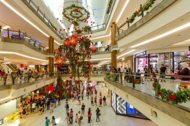 Kuala Lumpur, Malezya - Aralık 25,2018: Gardens alışveriş merkezinde güzel Noel dekorasyonu. İnsanlar keşfetmek ve çevresinde alışveriş yapabilirsiniz.