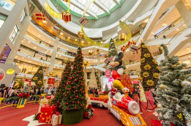 Kuala Lumpur, Malezya - Aralık 29,2018: Noel dekorasyonu Mickey fareler anmak için Meeska Mooska Mickey Mouse heykel ile 90'ıncı yıldönümü kutlamaları Pavilion Kuala Lumpur. 
