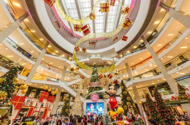 Kuala Lumpur, Malezya - Aralık 29,2018: Noel dekorasyonu Mickey fareler anmak için Meeska Mooska Mickey Mouse heykel ile 90'ıncı yıldönümü kutlamaları Pavilion Kuala Lumpur. 