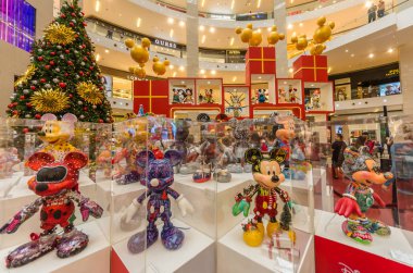 Kuala Lumpur, Malezya - Aralık 29,2018: Mickey Mouse figürler Noel dekorasyonu içinde Pavilion Kuala Mickey fareler anmak için Lumpur 90'ıncı yıldönümü kutlamaları.