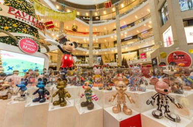 Kuala Lumpur, Malezya - Aralık 29,2018: Noel dekorasyonu Mickey fareler anmak için Meeska Mooska Mickey Mouse heykel ile 90'ıncı yıldönümü kutlamaları Pavilion Kuala Lumpur. 