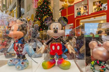 Kuala Lumpur, Malezya - Aralık 29,2018: Mickey Mouse figürler Noel dekorasyonu içinde Pavilion Kuala Mickey fareler anmak için Lumpur 90'ıncı yıldönümü kutlamaları.