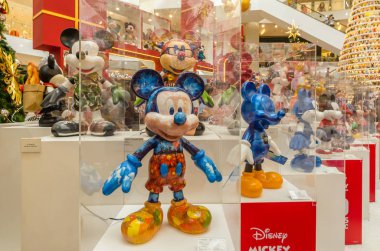 Kuala Lumpur, Malezya - Aralık 29,2018: Mickey Mouse figürler Noel dekorasyonu içinde Pavilion Kuala Mickey fareler anmak için Lumpur 90'ıncı yıldönümü kutlamaları.