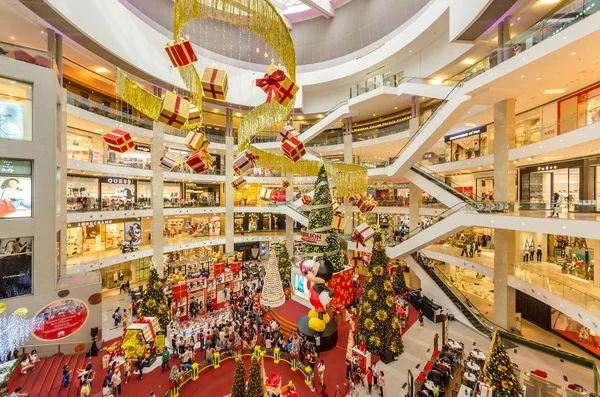 Kuala Lumpur, Malezya - Aralık 29,2018: Noel dekorasyonu Mickey fareler anmak için Meeska Mooska Mickey Mouse heykel ile 90'ıncı yıldönümü kutlamaları Pavilion Kuala Lumpur. 