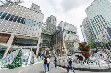 Kuala Lumpur, Malezya - Aralık 29,2018: Noel dekorasyonu Pavilion Kuala Lumpur girişinde. İnsanlar keşfetmek ve çevresinde alışveriş yapabilirsiniz.