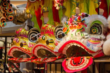 Geleneksel Çince aslan baş ekran raflarda dans.. 