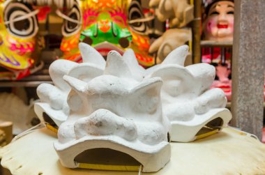 Raflarda geleneksel Çin aslan dans baş kalıp ekran. 