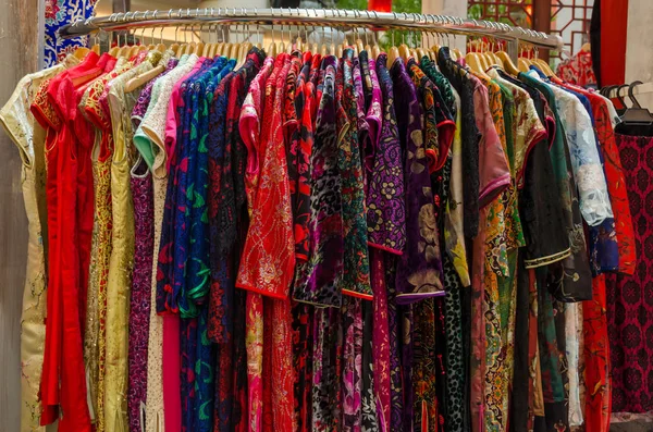 カラフルな中国のチャイナ ドレス販売の中国の新年の間にぶら下がっています — ストック写真