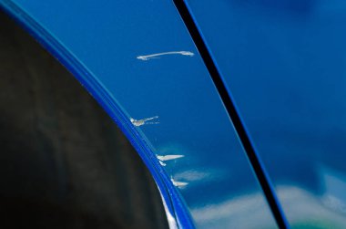 Mavi arabadaki çiziklerin yakın çekimi