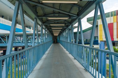 Kl, Malezya - 5 Nisan 2019 : Cheras Leisure alışveriş merkezini taman Mutiara istasyonuna doğrudan bağlayan bir bağlantı köprüsü. İnsanlar köprüden geçerken görebiliyor..