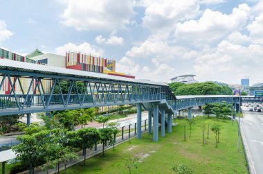 Kl, Malezya - 5 Nisan 2019 : Cheras Leisure alışveriş merkezini taman Mutiara istasyonuna doğrudan bağlayan bir bağlantı köprüsü.