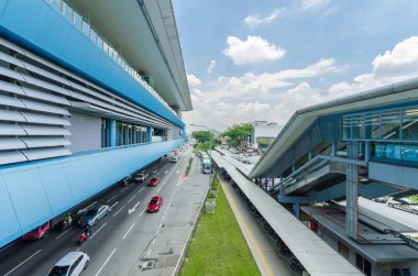 Kl, Malezya - 5 Nisan 2019 : Cheras Leisure alışveriş merkezi ve Eko Cheras alışveriş merkezini doğrudan Mrt Taman Mutiara istasyonuna bağlayan bazı bağlantı köprüleri vardır. İnsanlar onun etrafında keşfetmek görebilirsiniz.