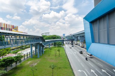 Kl, Malezya - 5 Nisan 2019 : Cheras Leisure alışveriş merkezi ve Eko Cheras alışveriş merkezini doğrudan Mrt Taman Mutiara istasyonuna bağlayan bazı bağlantı köprüleri vardır. İnsanlar onun etrafında keşfetmek görebilirsiniz.