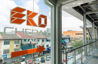 Kl, Malezya - 5 Nisan 2019 : Bir bağlantı köprüsü, Eko Cheras alışveriş merkezini doğrudan Mrt Taman Mutiara istasyonuna bağlar. İnsanlar köprüden geçerken görebiliyor..