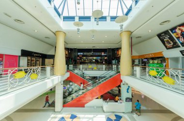 Kl, Malezya - 5 Nisan 2019 : Cheras Leisure Mall perakende, eğlence, eğlence ve yemek mekanlarının canlı bir karışımına ev sahipliği yapmaktadır. İnsanlar etrafında ans alışveriş keşfetmek görebilirsiniz.