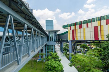 Kl, Malezya - 5 Nisan 2019 : Cheras Leisure alışveriş merkezini taman Mutiara istasyonuna doğrudan bağlayan bir bağlantı köprüsü. İnsanlar köprüden geçerken görebiliyor..