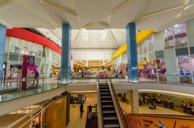 Kl, Malezya - 5 Nisan 2019 : Cheras Leisure Mall perakende, eğlence, eğlence ve yemek mekanlarının canlı bir karışımına ev sahipliği yapmaktadır. İnsanlar etrafında ans alışveriş keşfetmek görebilirsiniz.